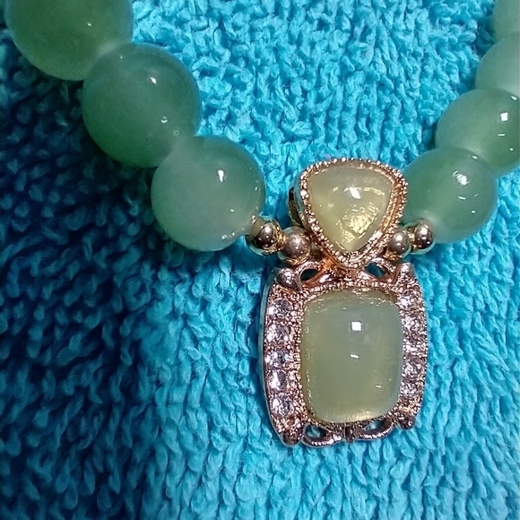 Green faux jade goldtone crystal stretch bracelet - Picture 3 of 3